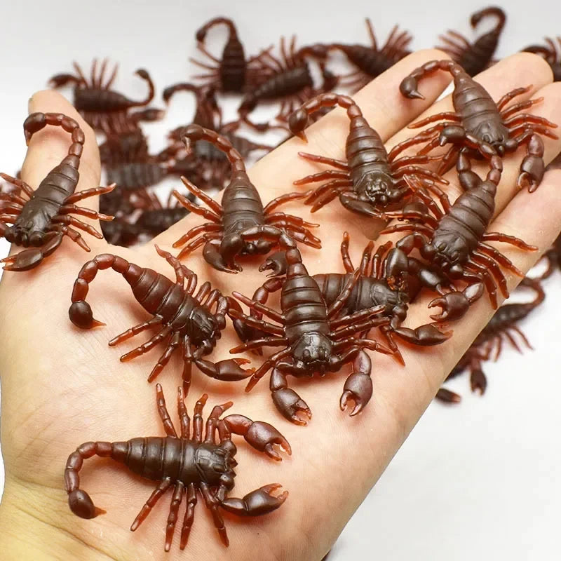 Lifelike Rubber Cockroach Prank Props – Realistic Bug Toy for Halloween Jokes