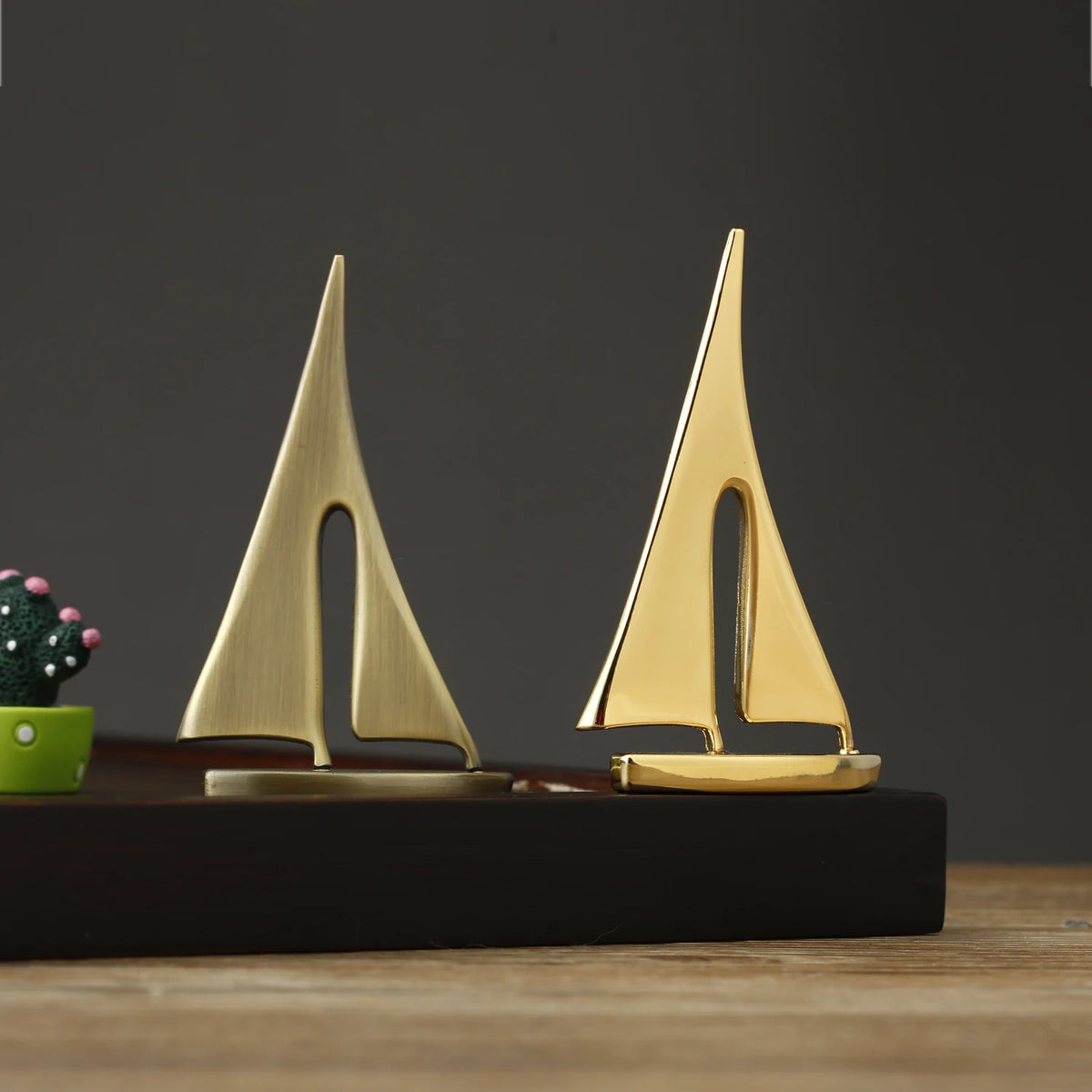 Zinc Alloy Sailboat Figurine – Modern Metal Decor for Living Room Desktop