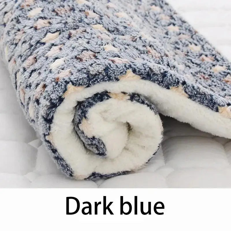 Fleece Pet Sleeping Mat – Warm Bear Pattern Blanket for Dogs and Cats