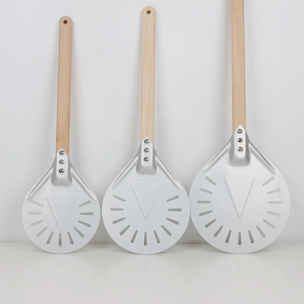 Perforated Aluminum Pizza Peel – Non-Slip Wooden Handle for Home Baking