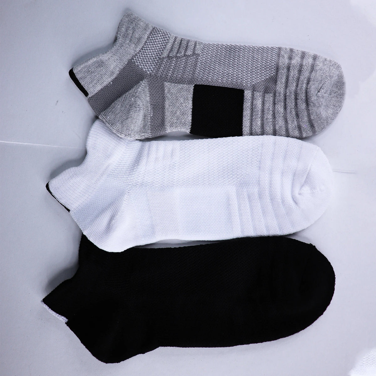 Cushioned Mesh Sports Socks – Moisture-Managing Gear for Running and Hiking