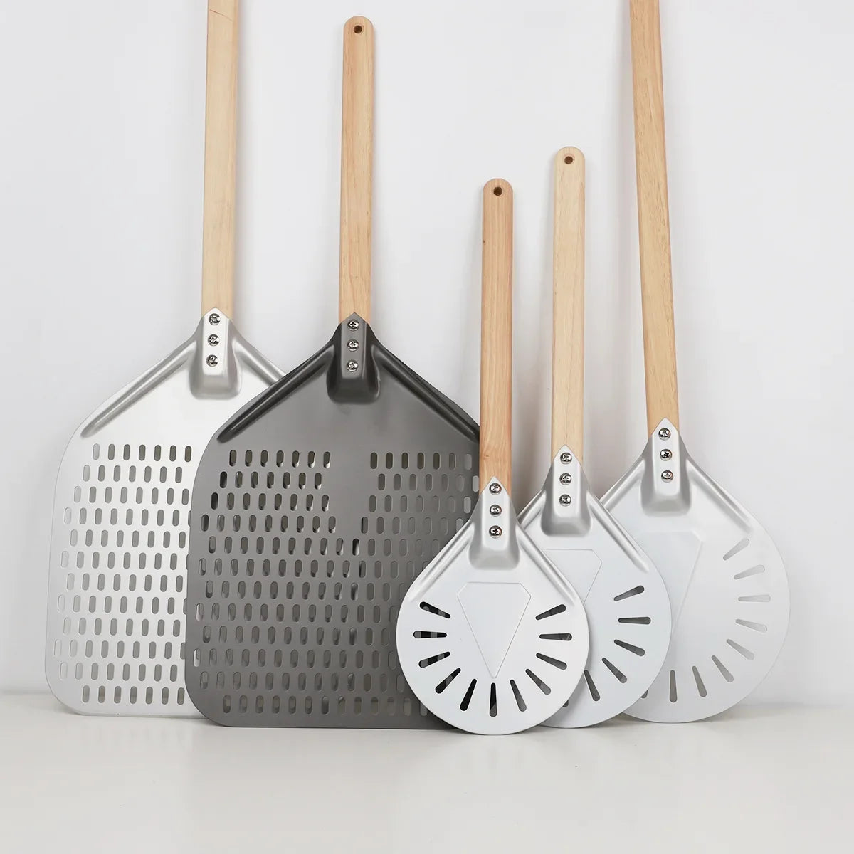 Perforated Aluminum Pizza Peel – Non-Slip Wooden Handle for Home Baking