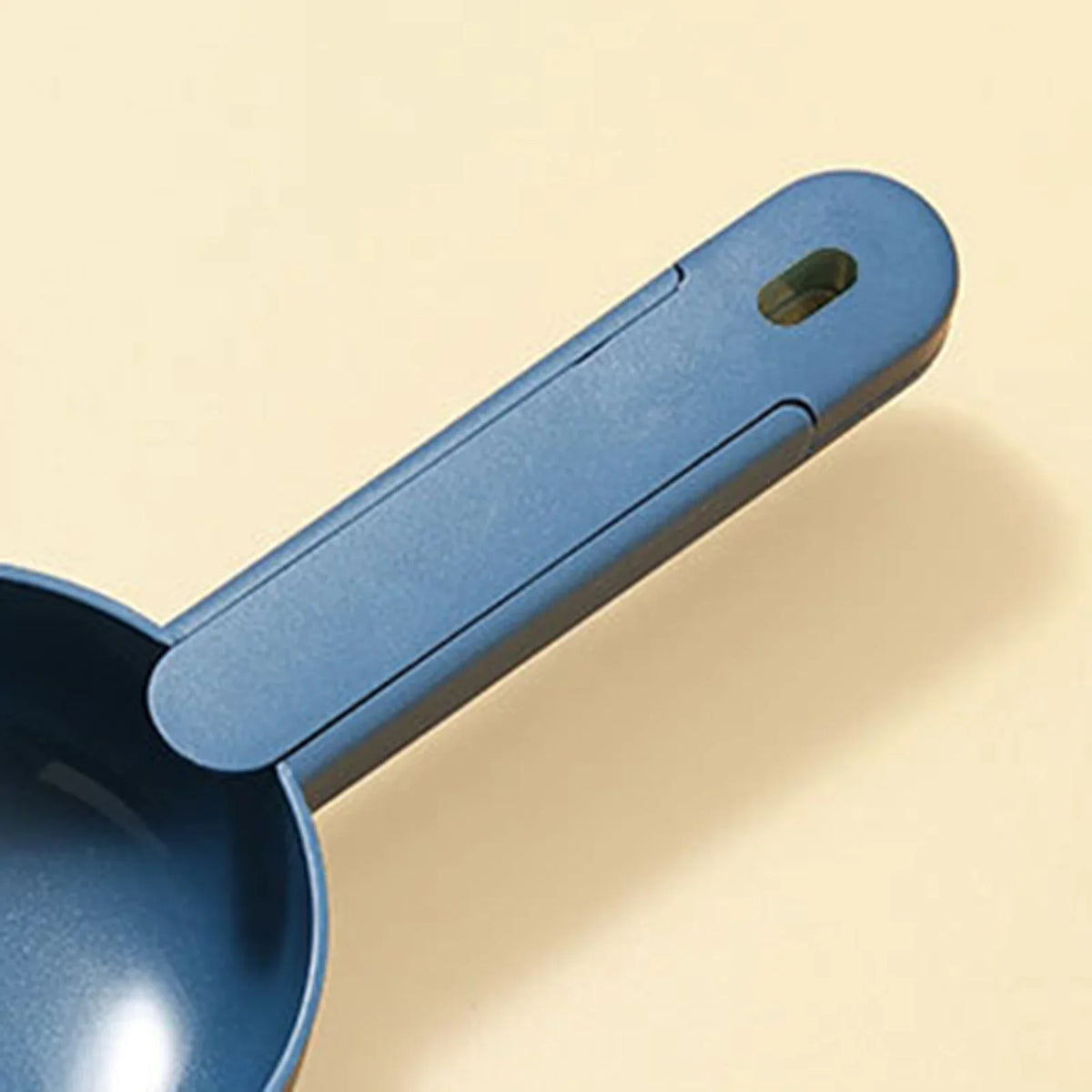 Pet Food Scooping Shovel – Ergonomic Measuring Spoon for Dog and Cat Feeding
