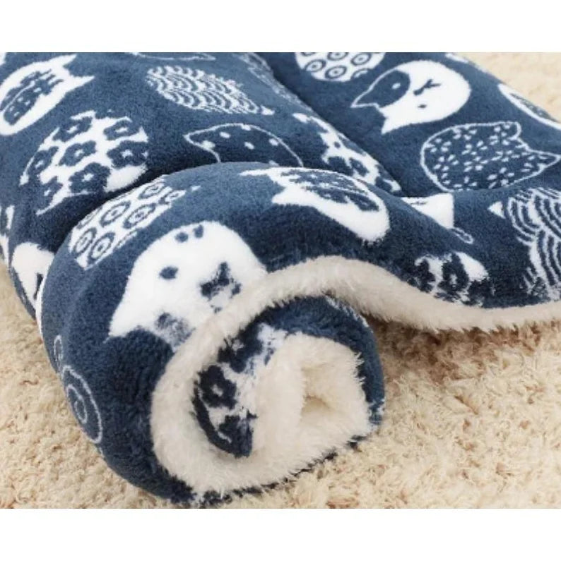 Fleece Pet Sleeping Mat – Warm Bear Pattern Blanket for Dogs and Cats