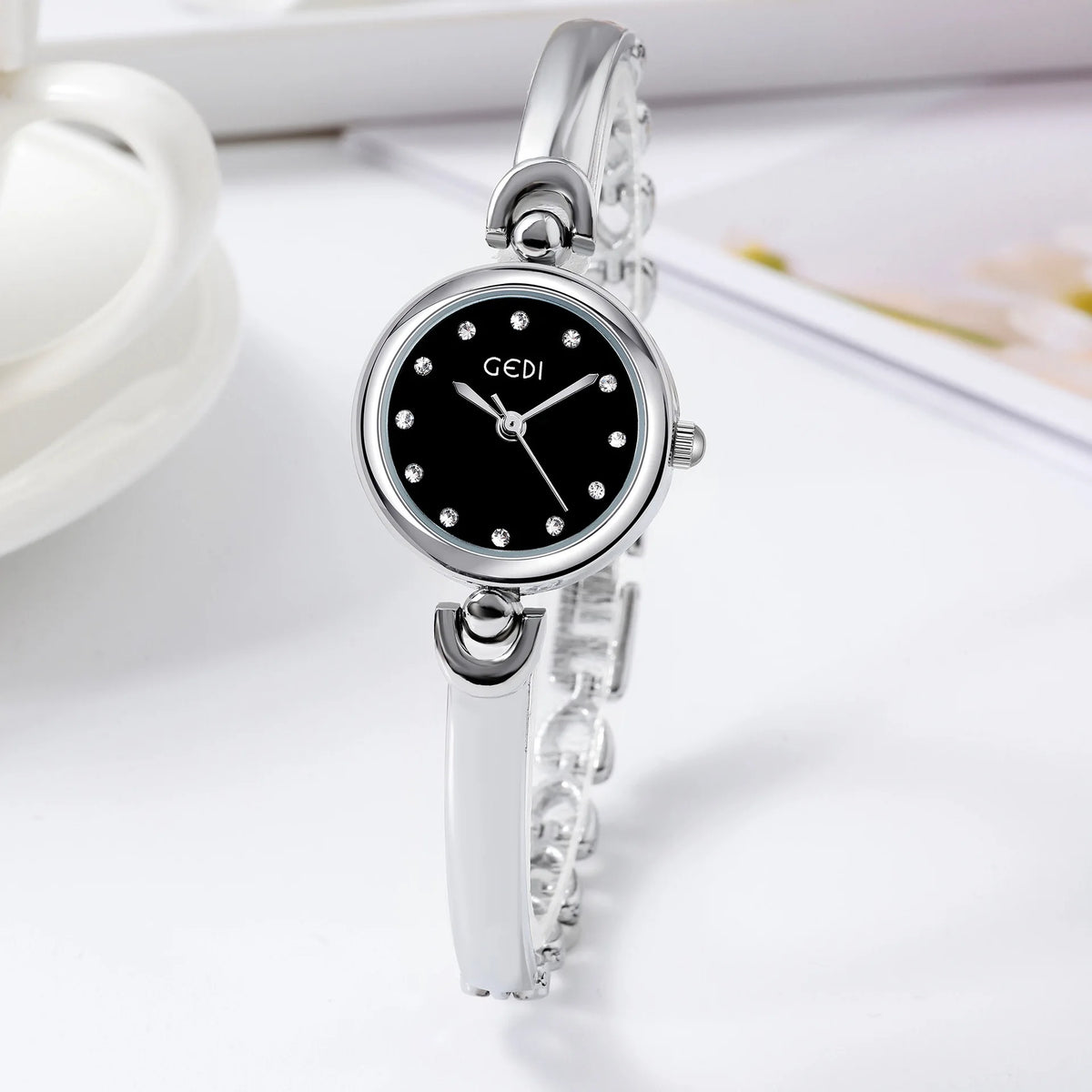 Minimalist Women's Quartz Watch – Waterproof Round Dial for Daily Fashion