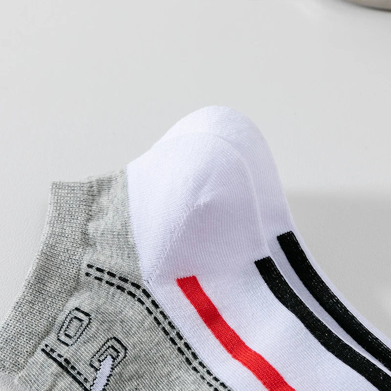 Moisture Wicking Sports Socks – Breathable Athletic Gear for Basketball