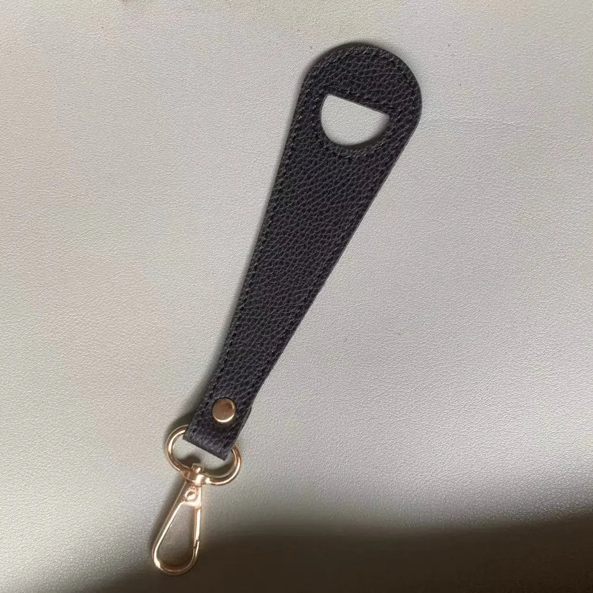 Leather Travel Hat Clip – Magnetic Storage Strap for Outdoor Hiking