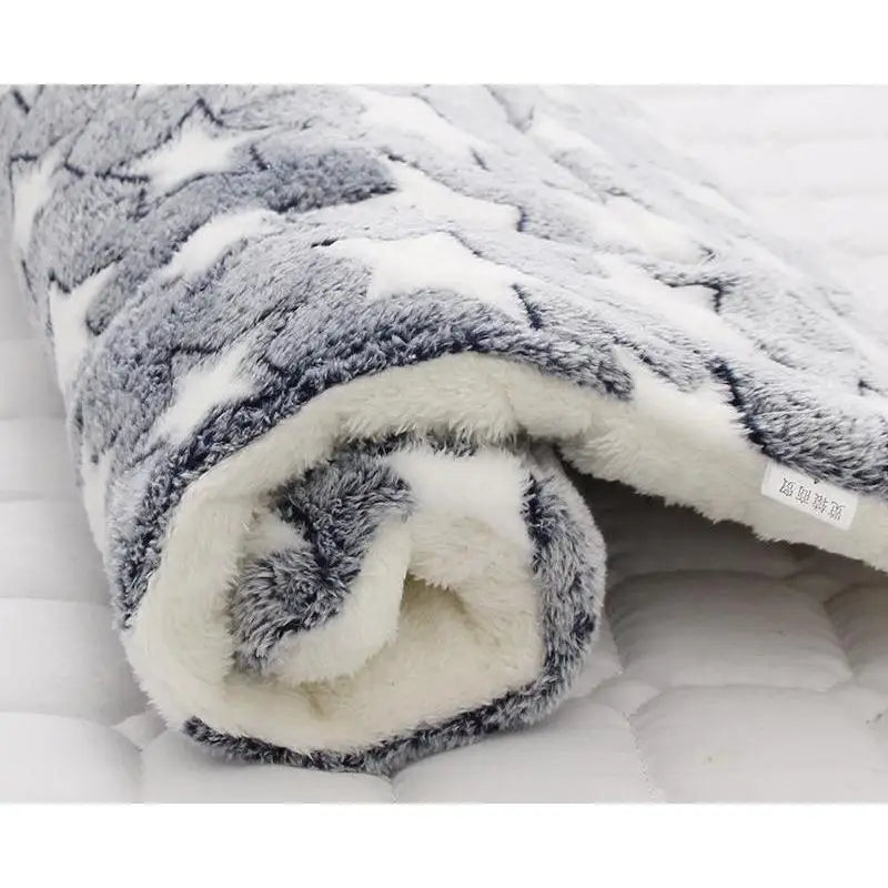 Fleece Pet Sleeping Mat – Warm Bear Pattern Blanket for Dogs and Cats
