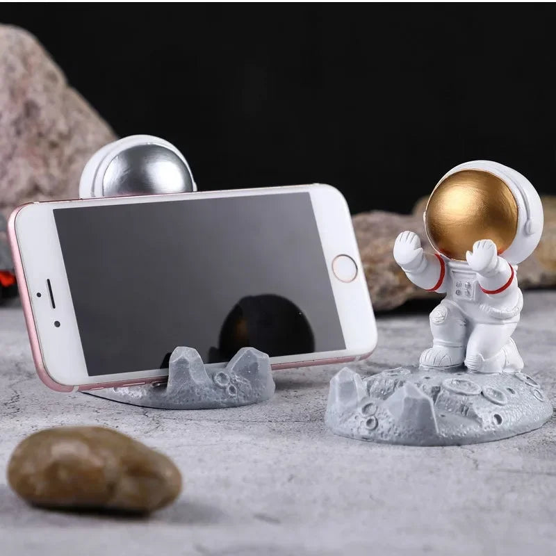 Nordic Astronaut Phone Stand – Spaceman Desk Holder for Office Decor Gifts