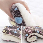 Fleece Pet Sleeping Mat – Warm Bear Pattern Blanket for Dogs and Cats