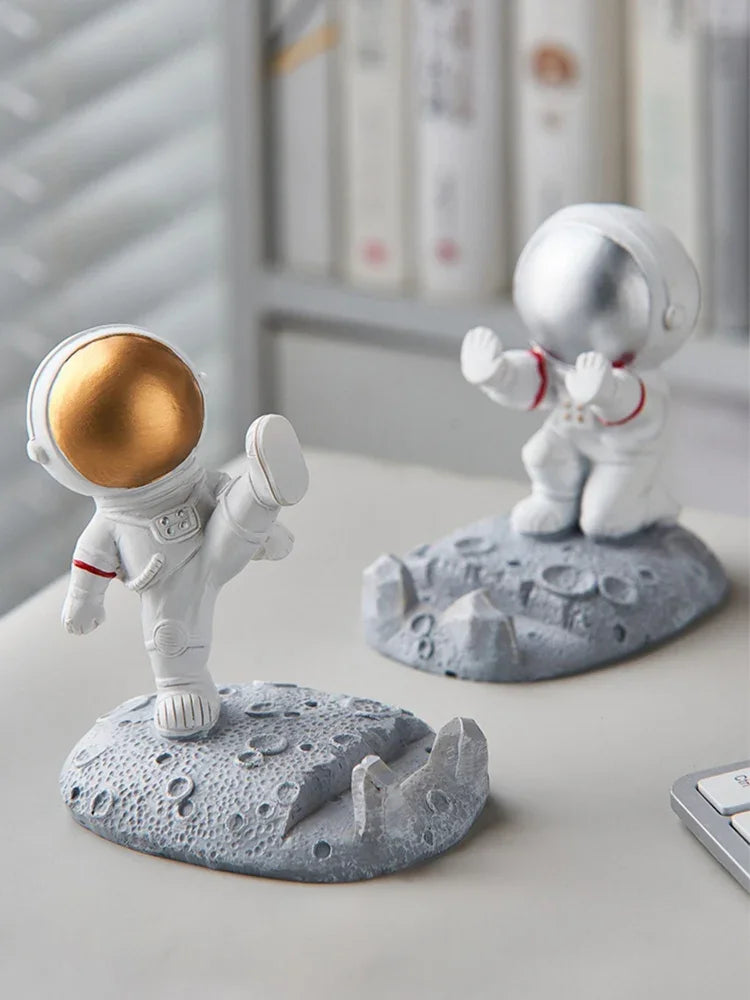 Nordic Astronaut Phone Stand – Spaceman Desk Holder for Office Decor Gifts